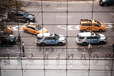 两辆停在纽约警察局的车